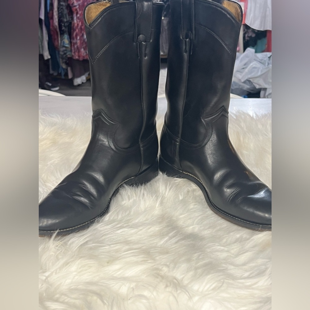 Justin women’s black boots 7B. Vintage 90’s and in good shape firm on price.